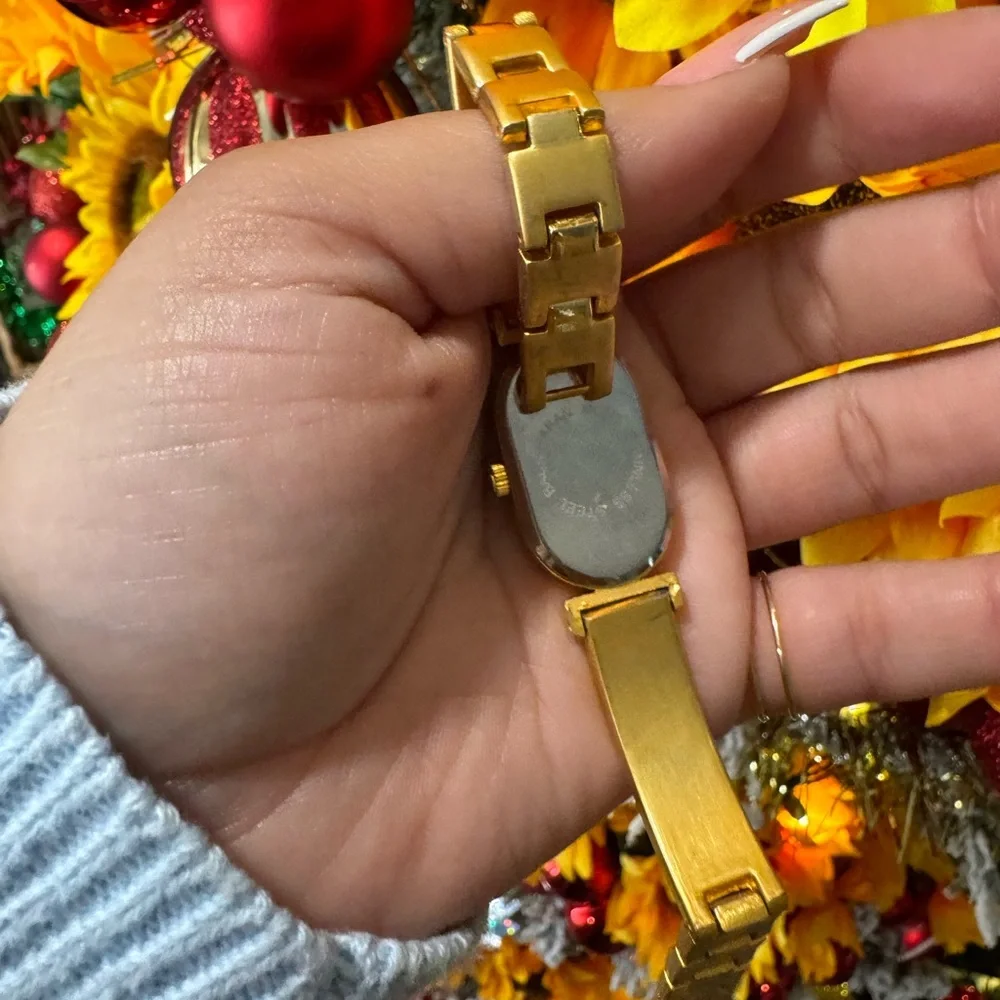 BUNDLE 2 ITEMS FOR $8✨ LAST PRICE🍒🤍 RONICA quartz vintage watch ✨